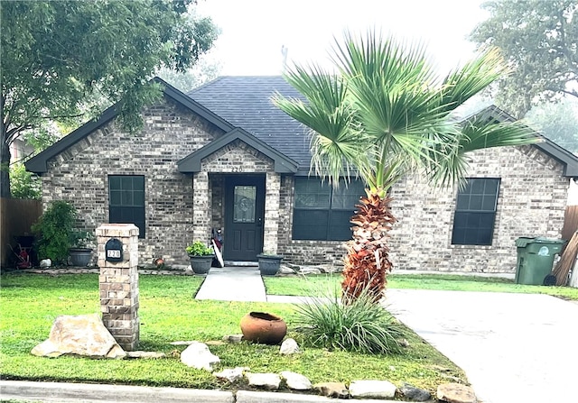 view of front of house with a front lawn