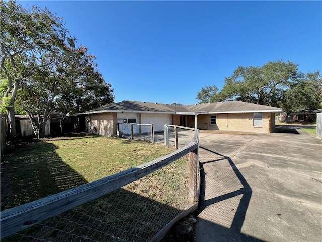 view of front facade featuring a front yard