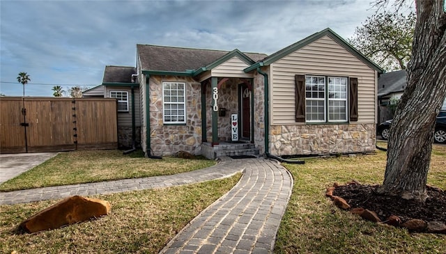 view of front facade featuring a front yard