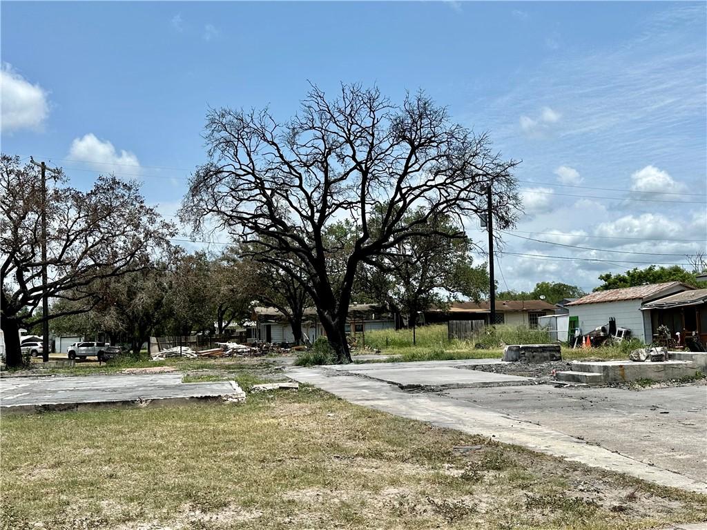 821 Hamilton St, Sinton, TX 78387