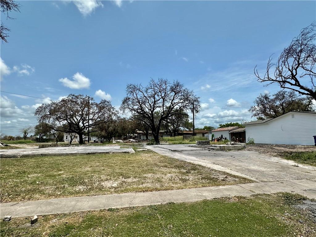 821 Hamilton St, Sinton, TX 78387