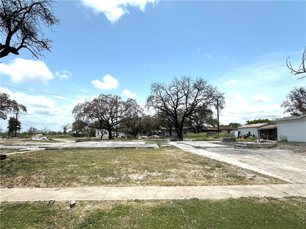 821 Hamilton St, Sinton, TX 78387