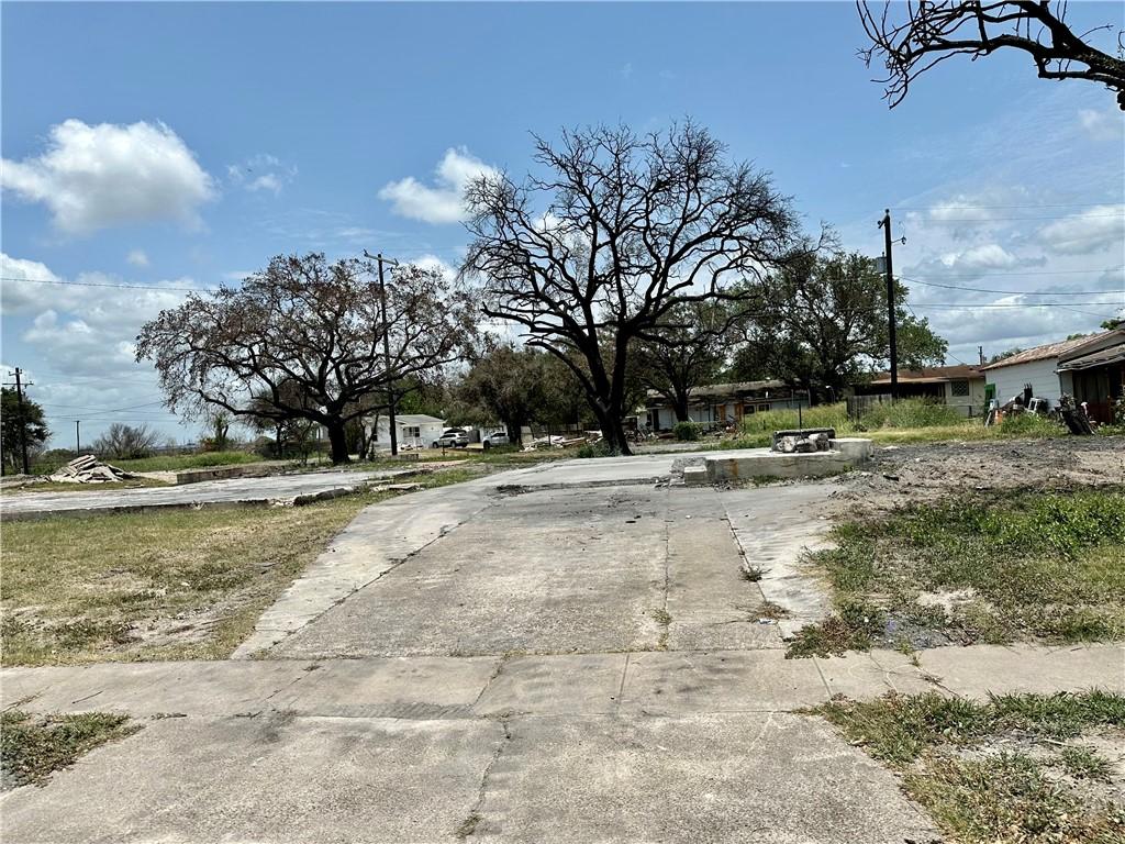 821 Hamilton St, Sinton, TX 78387