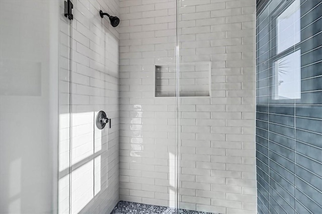 bathroom featuring a tile shower