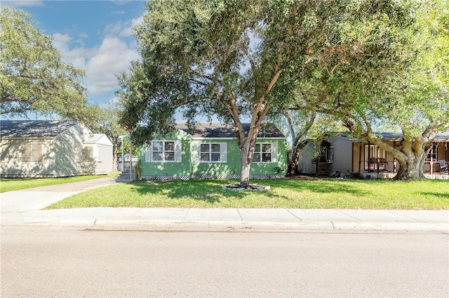 view of front facade with a front lawn