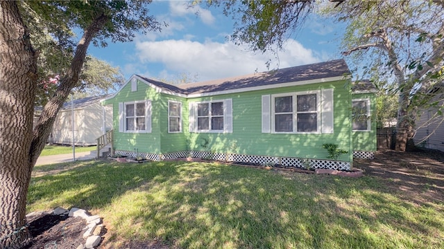 view of front of property with a front lawn