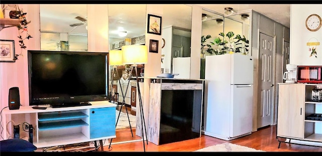 3938 Surfside Blvd Unit 1227, Corpus Christi, TX 78402 - living area featuring wood finished floors