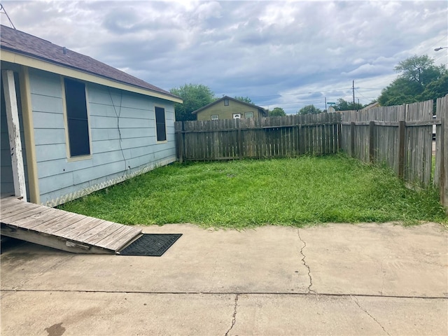 view of yard featuring a patio area