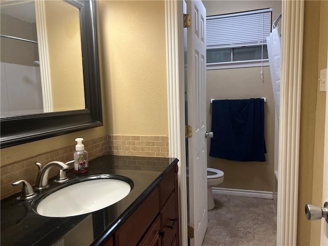 full bath with backsplash, toilet, vanity, and baseboards