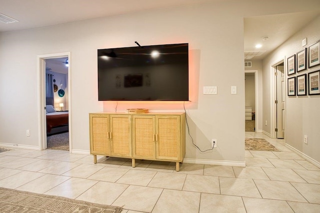 living room featuring baseboards, visible vents, and light tile patterned floors