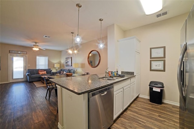 kitchen featuring visible vents, appliances with stainless steel finishes, a peninsula, and a sink