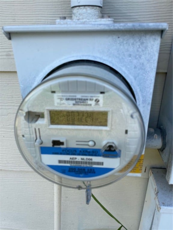 4706 Mable St, Corpus Christi, TX 78411 - exterior view of electric meter and a jacuzzi