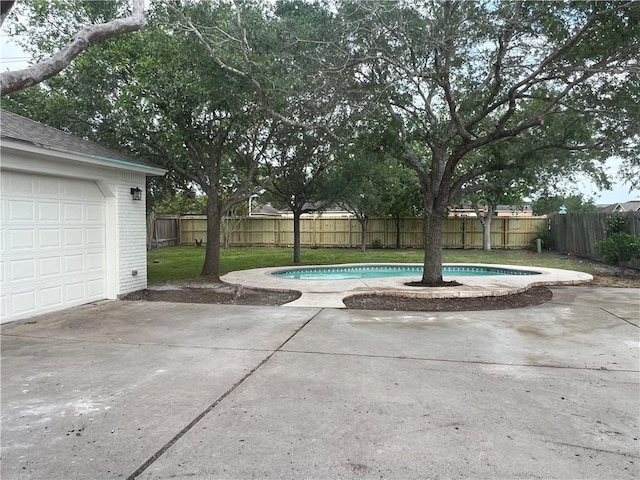8038 Etienne Dr, Corpus Christi, TX 78414 - surrounding community with a swimming pool, a fenced backyard, a garage, and a patio area