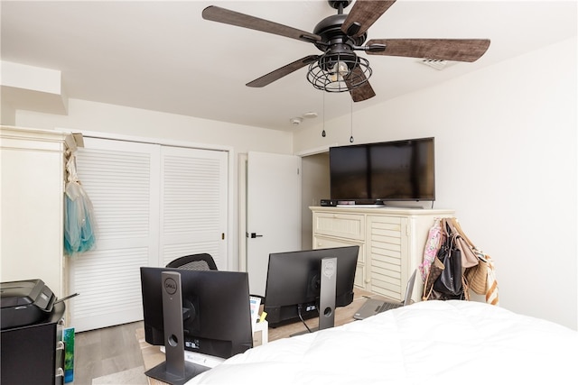 bedroom featuring a closet, light wood-type flooring, and ceiling fan