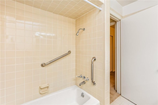 bathroom featuring tiled shower / bath