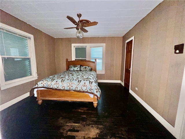 bedroom featuring ceiling fan