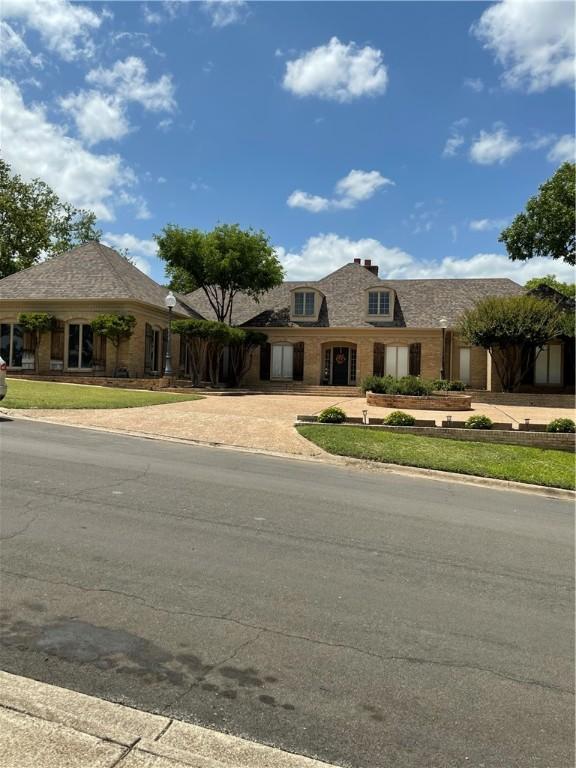418 N Coronado Dr, Kerrville, TX 78028 - view of front facade featuring driveway