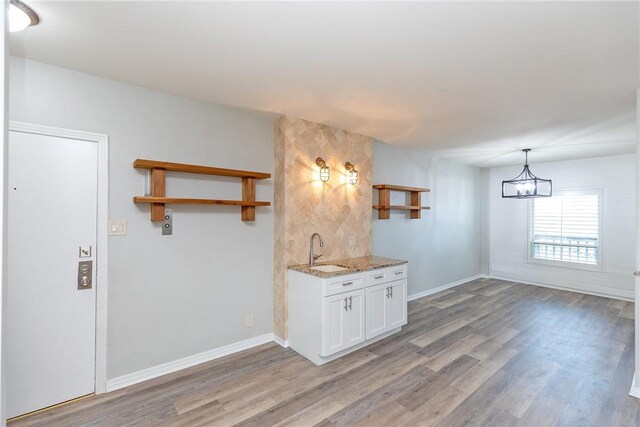 200 W Cotter Ave Unit B-3, Port Aransas, TX 78373 - unfurnished room featuring a sink, light wood-type flooring, a chandelier, and baseboards