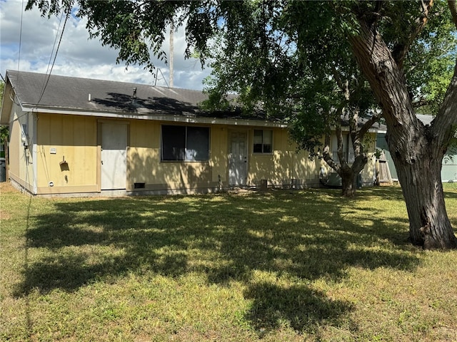 view of front of home featuring a front lawn