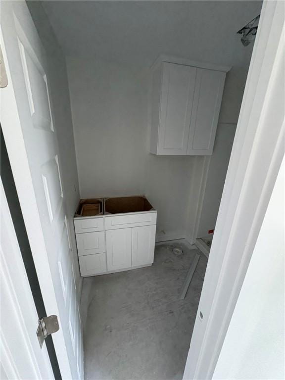 bathroom featuring concrete flooring