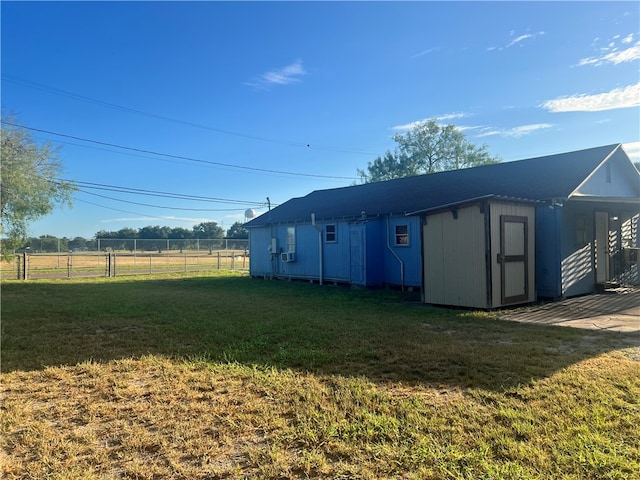 view of yard featuring a storage unit