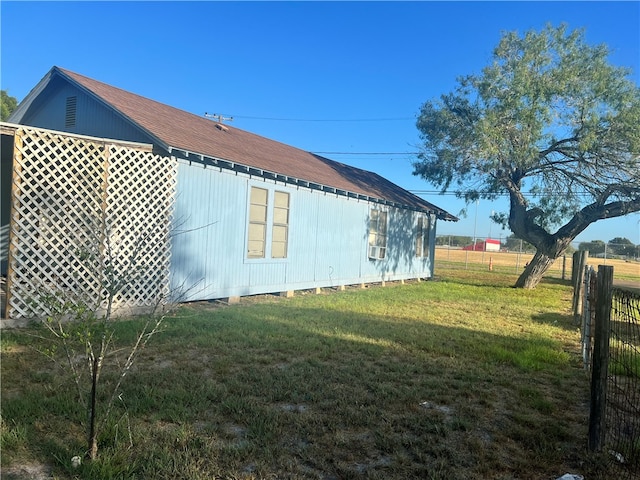 view of side of property featuring a lawn