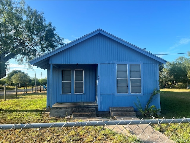 view of front of property with a front lawn