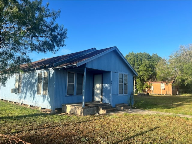 view of front of house featuring a front yard