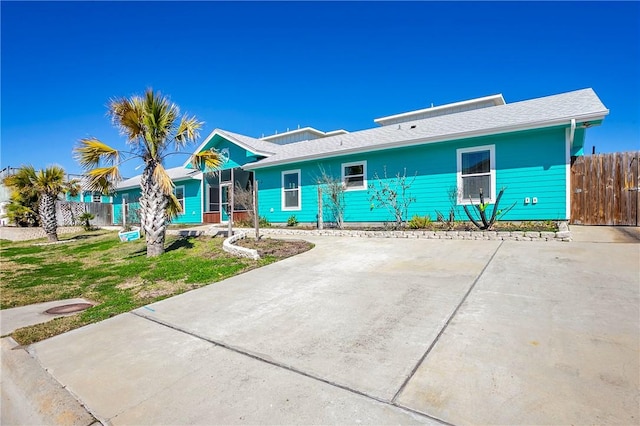 ranch-style house featuring a front yard