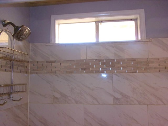 full bathroom featuring a tile shower