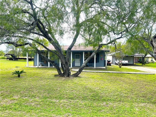 view of front facade with a front lawn