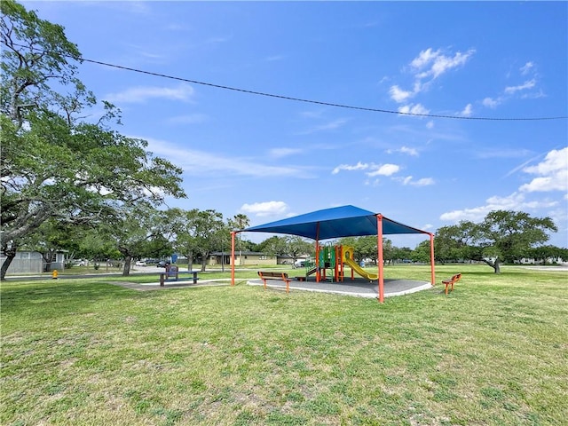 1205 Brentwood Dr, Corpus Christi, TX 78404 - view of grassy yard