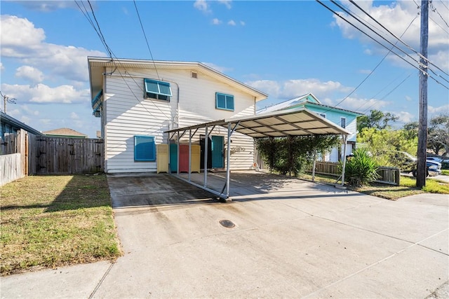 view of front of property featuring a front lawn and a carport