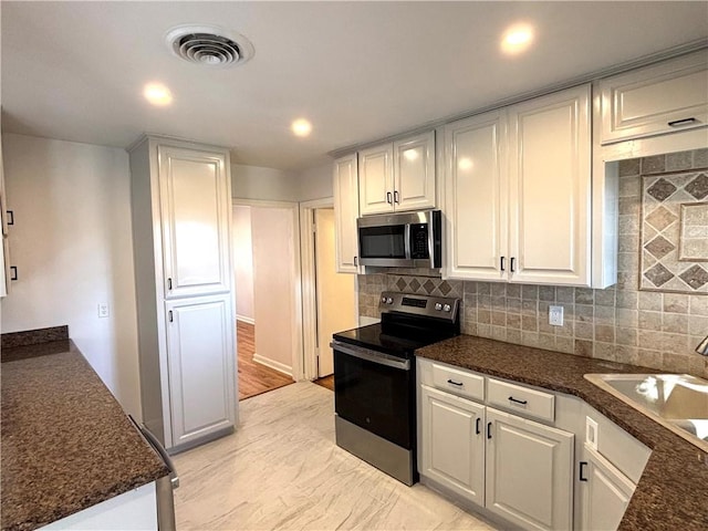 kitchen featuring tasteful backsplash, visible vents, appliances with stainless steel finishes, a sink, and recessed lighting