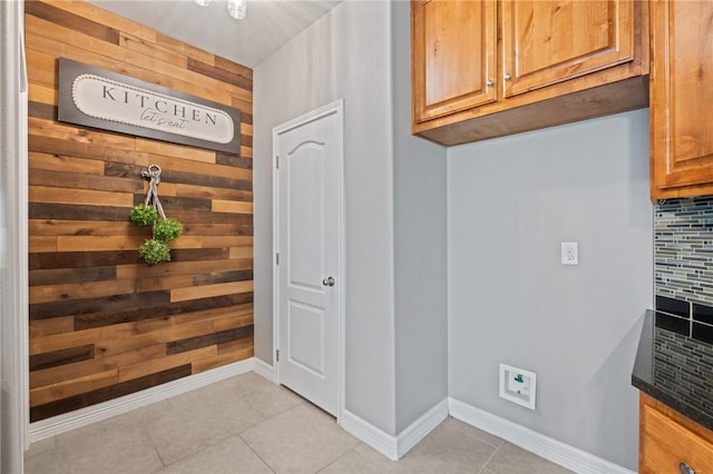 3013 Neches Dr, Corpus Christi, TX 78414 - detailed view of wood walls, tasteful backsplash, and baseboards