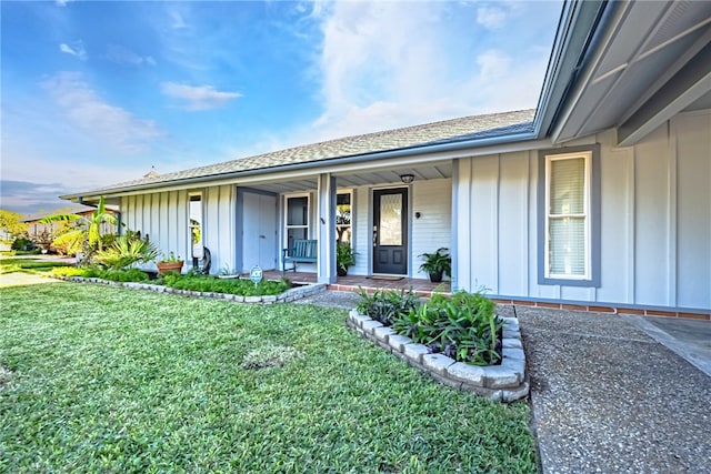 ranch-style home featuring a front lawn