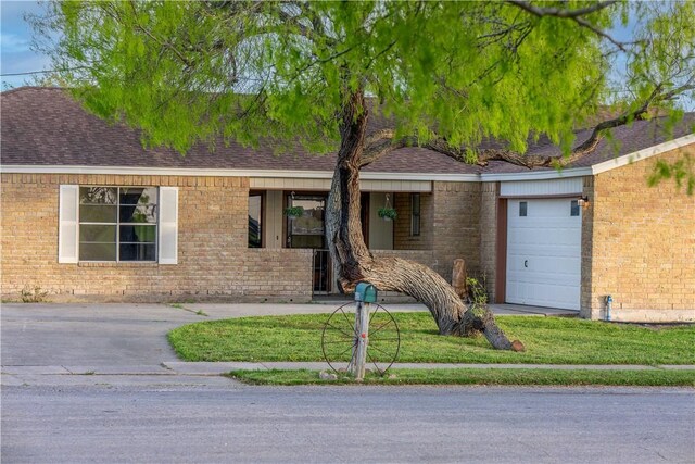 view of front of house featuring a garage and a front yard