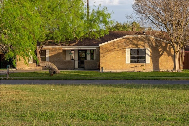 view of front of property with a front lawn