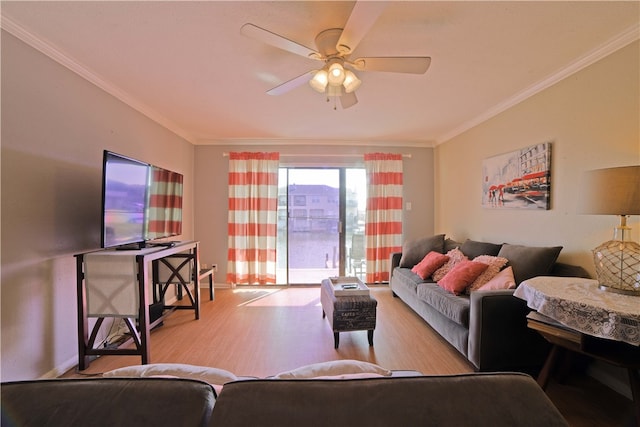 living room featuring light hardwood / wood-style flooring, ceiling fan, and crown molding