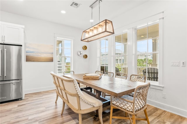 dining area with light wood finished floors, recessed lighting, visible vents, and baseboards