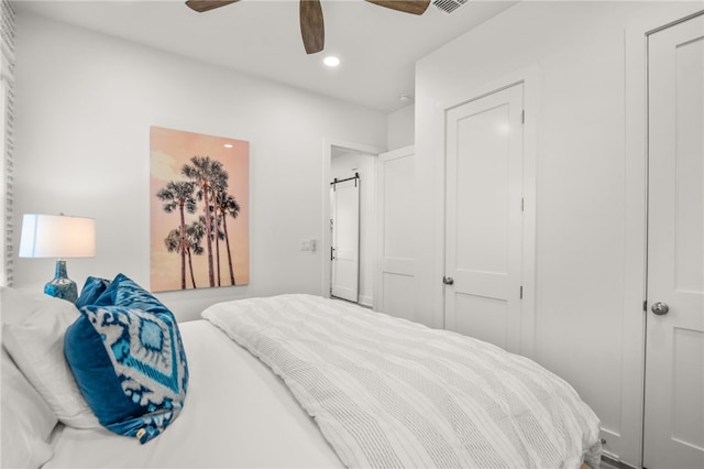 bedroom featuring a closet, visible vents, a ceiling fan, and recessed lighting