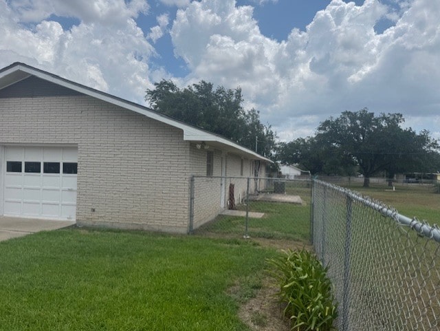 1005 Bowie St, George West, TX 78022 - photo 2