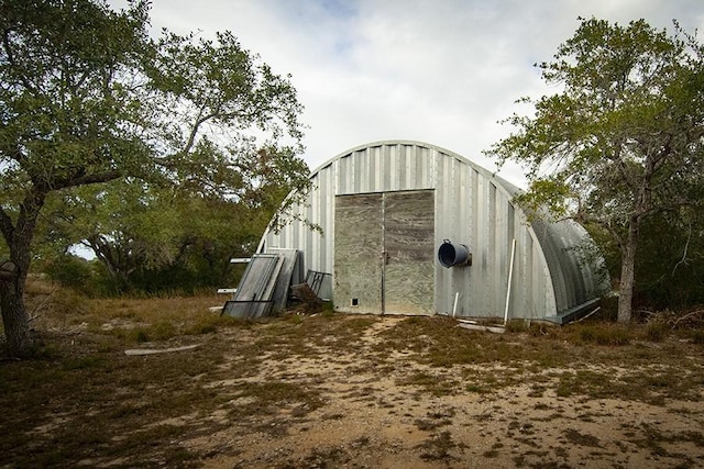 view of outdoor structure featuring an outbuilding