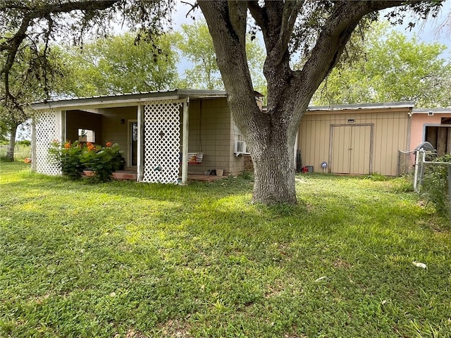 view of yard featuring a storage unit