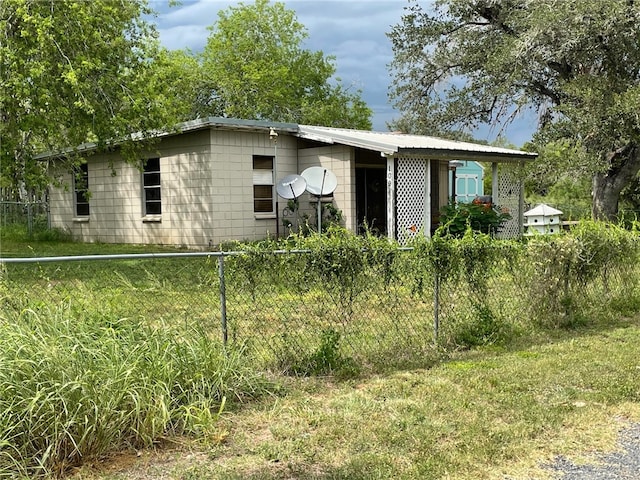 view of front of home featuring a front yard