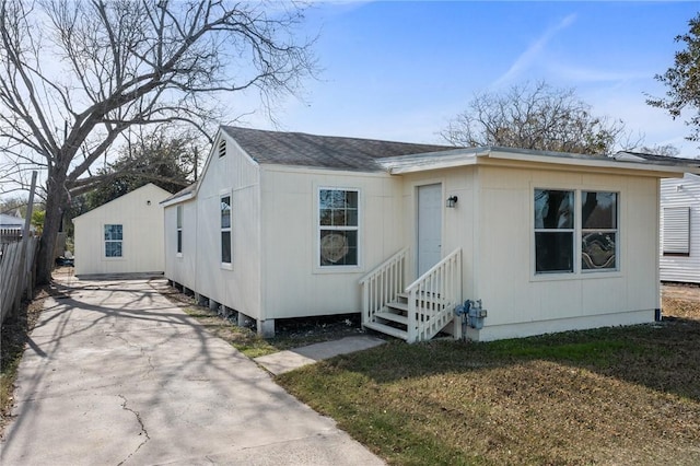 manufactured / mobile home with a front lawn