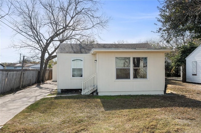 spare room with hardwood / wood-style floors and ceiling fan