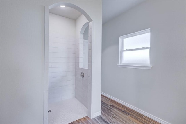 bathroom featuring a tile shower