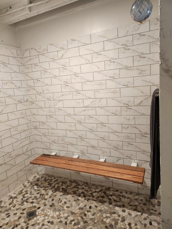 details featuring a tile shower