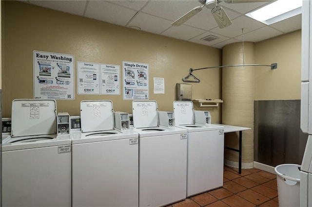 community laundry room featuring tile patterned floors, visible vents, independent washer and dryer, and ceiling fan